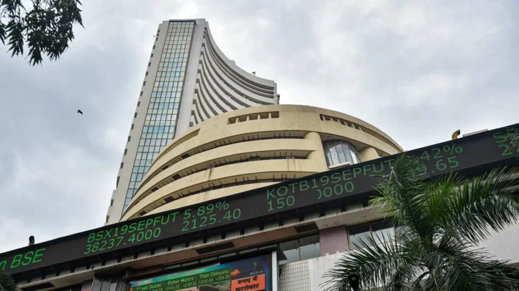 Indian Markets Recover as IT Stocks Rise While Solar Shares Decline