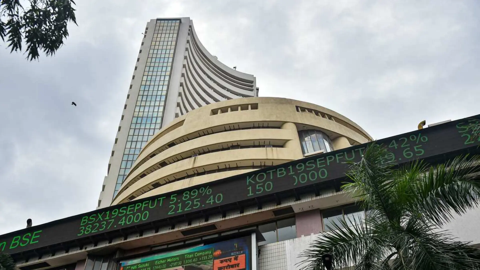 Indian Markets Recover as IT Stocks Rise While Solar Shares Decline